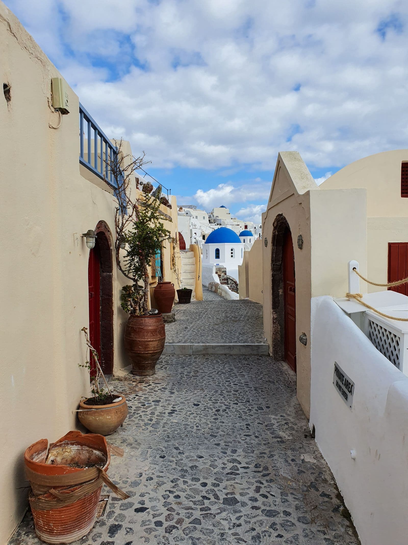 Kykladische Gasse auf Mykonos mit blau-weißen Häusern